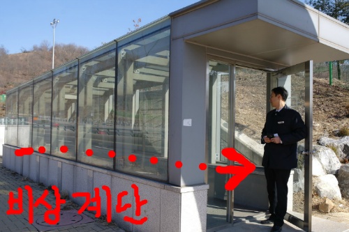 지하의 비상계단으로부터 지상으로 바로 연결된 통로를 알아두세요